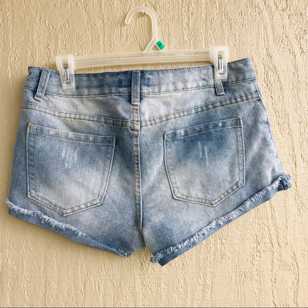 Forever 21 Women's Distressed Light Stain Jean Shorts Size 29 - Picture 4 of 8